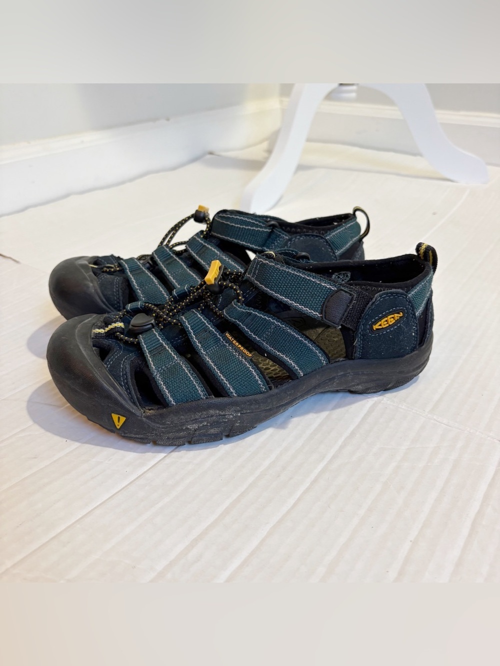 Keen Newport Sandals Big Kid’s Size 5 Hiking Water Shoes Keens Outdoor Travel